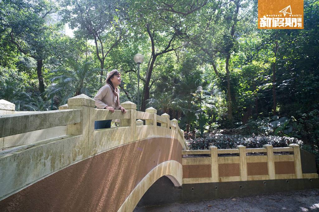 香港仔水塘 在長命斜的中途位置有個公園，那裡有飲水機、廁所等，可稍作休息。公園內有條中式古橋，影下相都得！