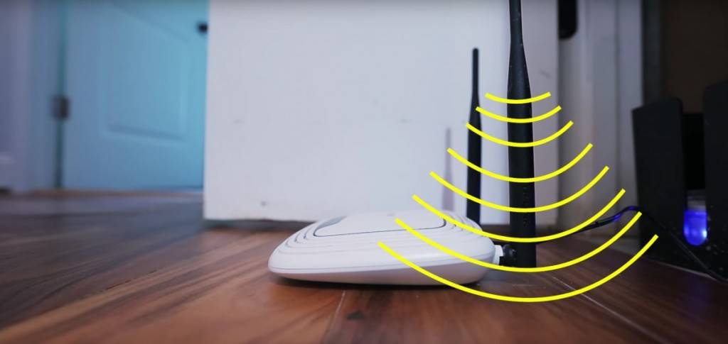 加強Wifi Router的電波是被設計成向下傳，放在地上是沒有用的。