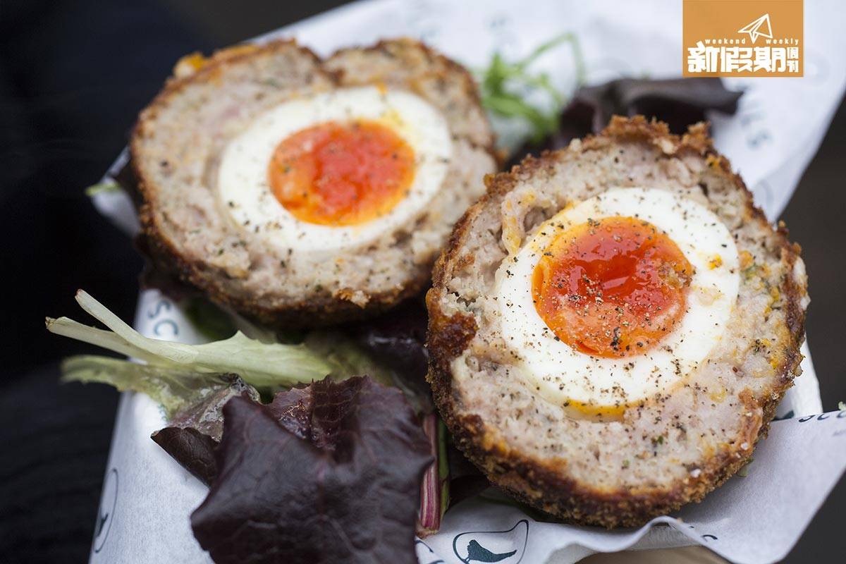 倫敦 美食 採用有名農場 Clarence Court 特定雞種Burford Brown 的雞蛋，此雞有「英國之光」之稱，蛋黃呈橙色，蛋味非常濃郁。（Traditional Pork Scotch Eggs £4.5/HK44）