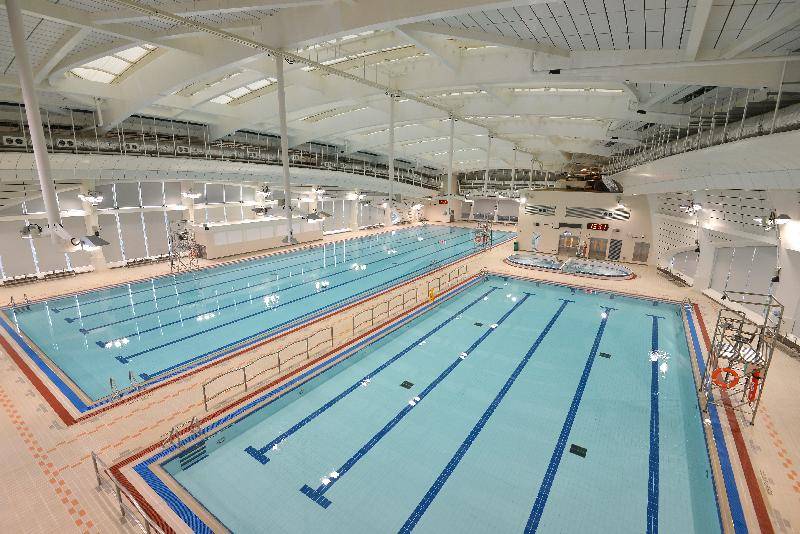 堅尼地城游泳池早幾年完成翻新，設有室內外泳池。