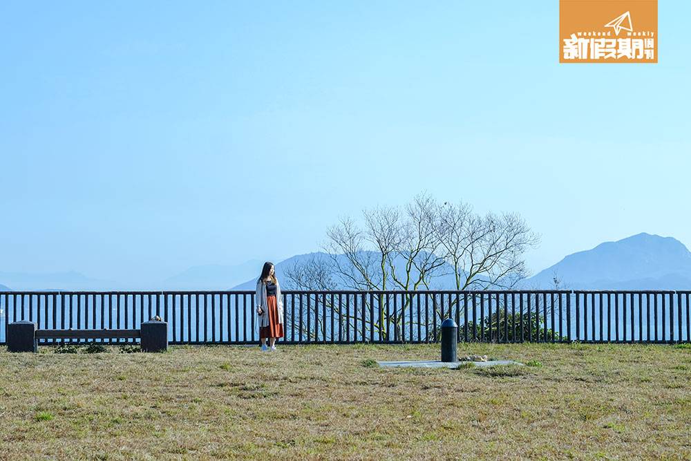 摩星嶺 依靠著圍欄，靜靜地欣賞西博寮海峽景色。