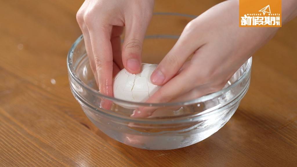 滷肉飯食譜 2. 雞蛋煮好，放進冰水放涼，在冰水中剝殼待用。