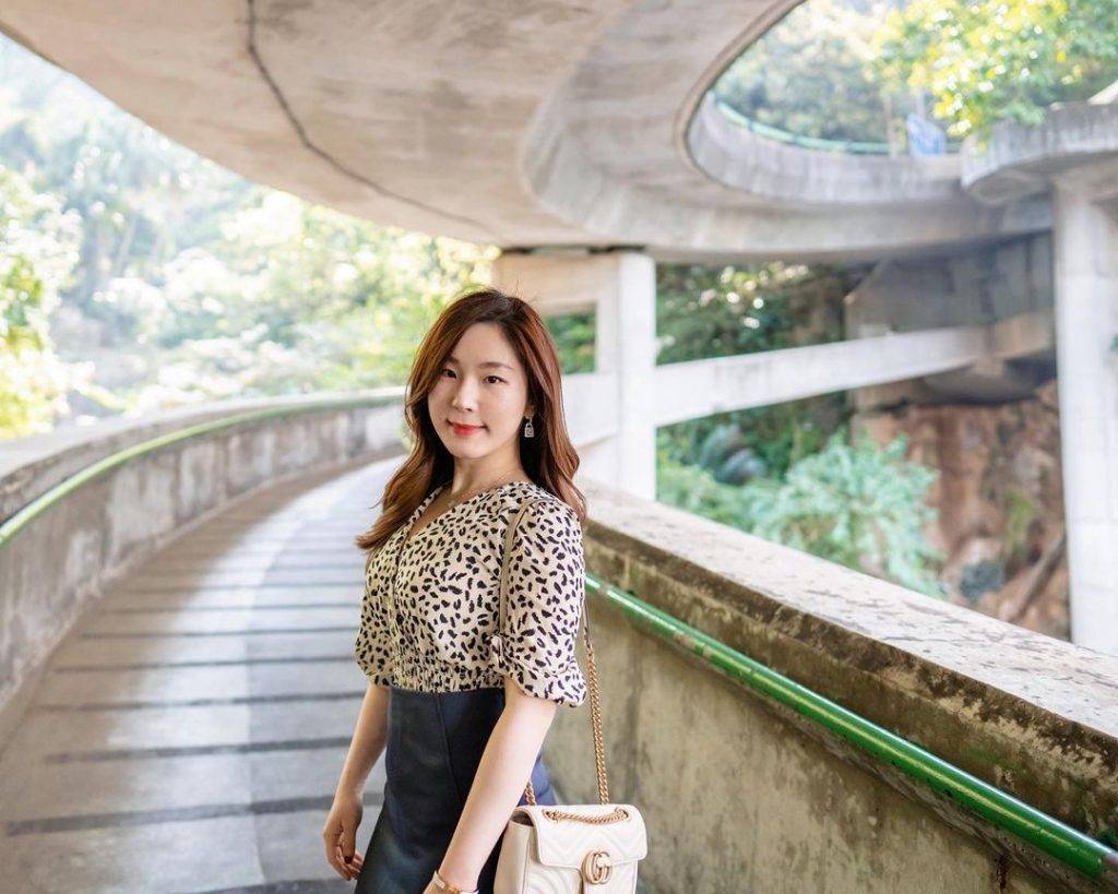 中環一日遊 在香港較少見的彎型斜上的行人天橋。