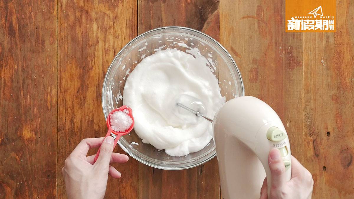 梳乎厘班戟食譜 2. 蛋白放於乾淨碗中，用打蛋器打至企身，過程中分2次加入剩餘砂糖。