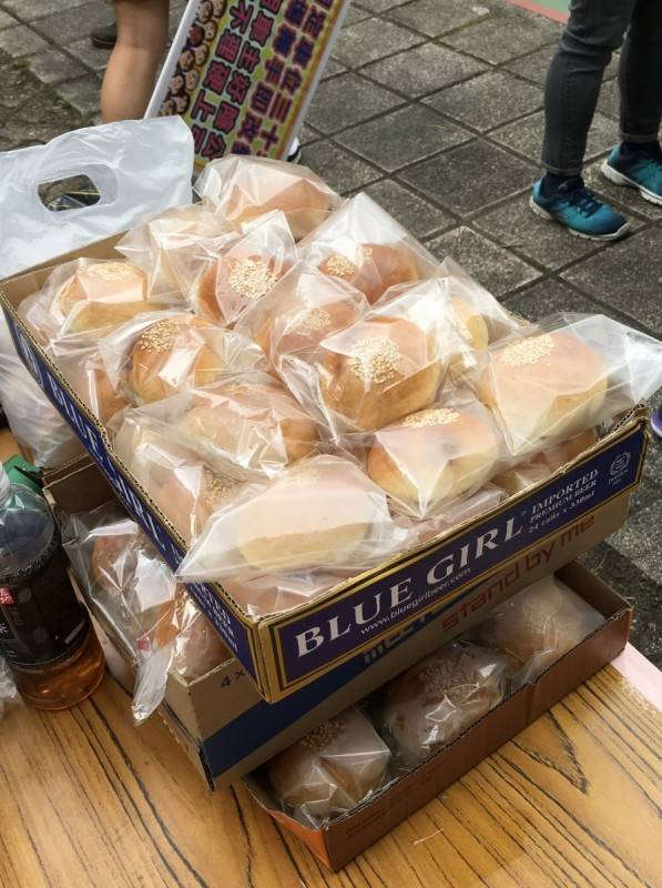 久下先生在居民大會當天，還預備了近百個無添加麵包派發給街坊，以行動表達心意。