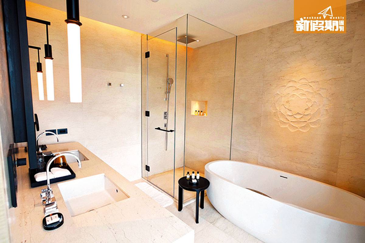 曼谷 新酒店 2018 浴室似Spa，用上大理石牆好高貴，最讚是浴缸的長度足夠讓人舒服地躺下。