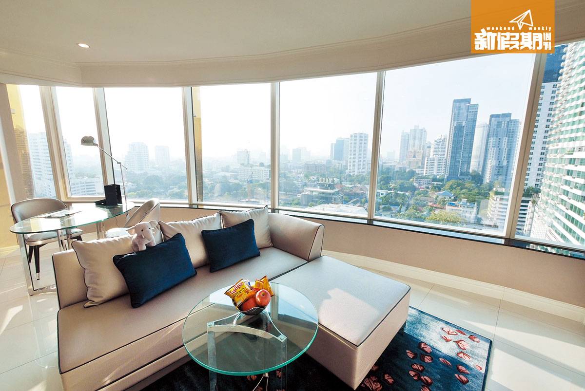 曼谷 新酒店 2018 比基本房高一級的Executive Suite面積接近八百呎，有獨立的客廳及工作空間，惟布置未算太有驚喜。