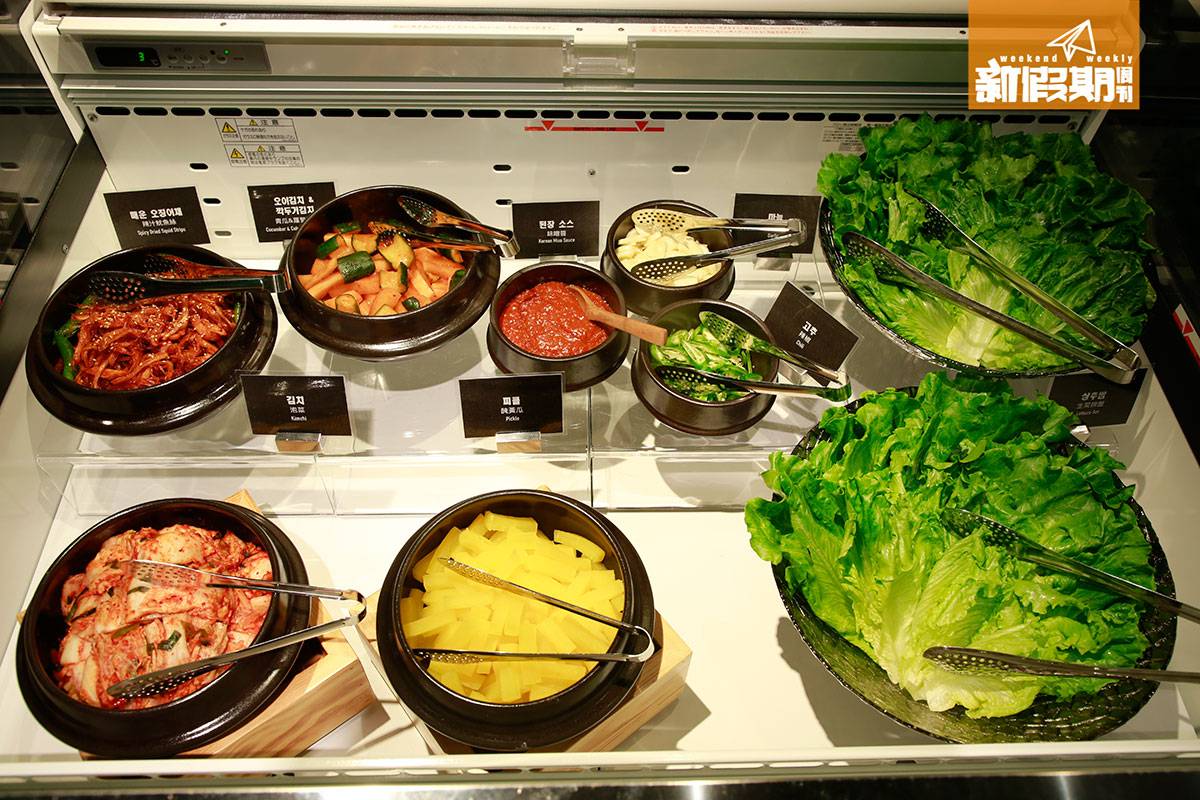 沙田 炸雞 柳氏家 有韓式小食如泡菜、醃黃瓜和辣青瓜等。