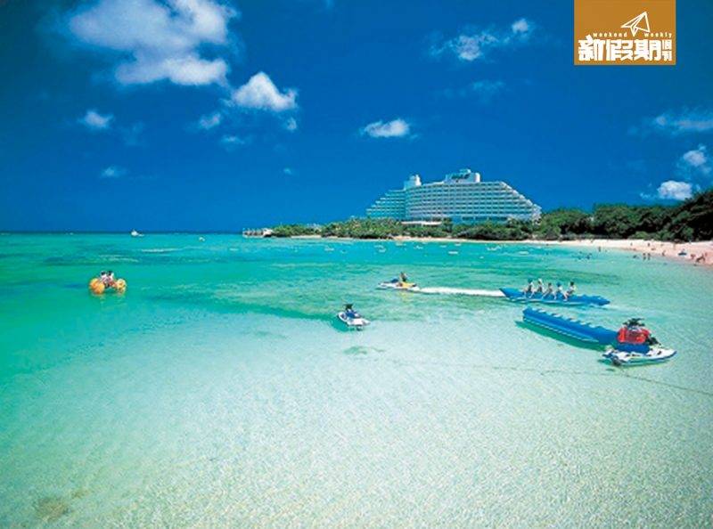 沖繩 懶人包 萬座海灘海水清澈，水上活動種類較多，收費的儲物櫃及浴室等設施相當齊全。