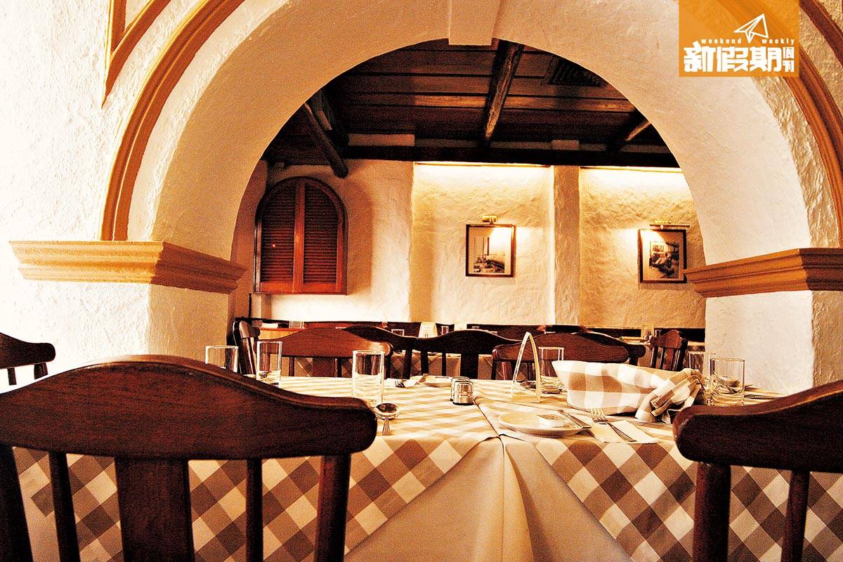 澳門美食 餐廳的裝潢富葡國特色。