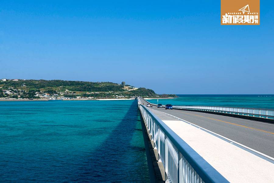 沖繩 懶人包 大橋長約2公里，在海上馳騁感覺超爽，很受自駕遊人士歡迎。