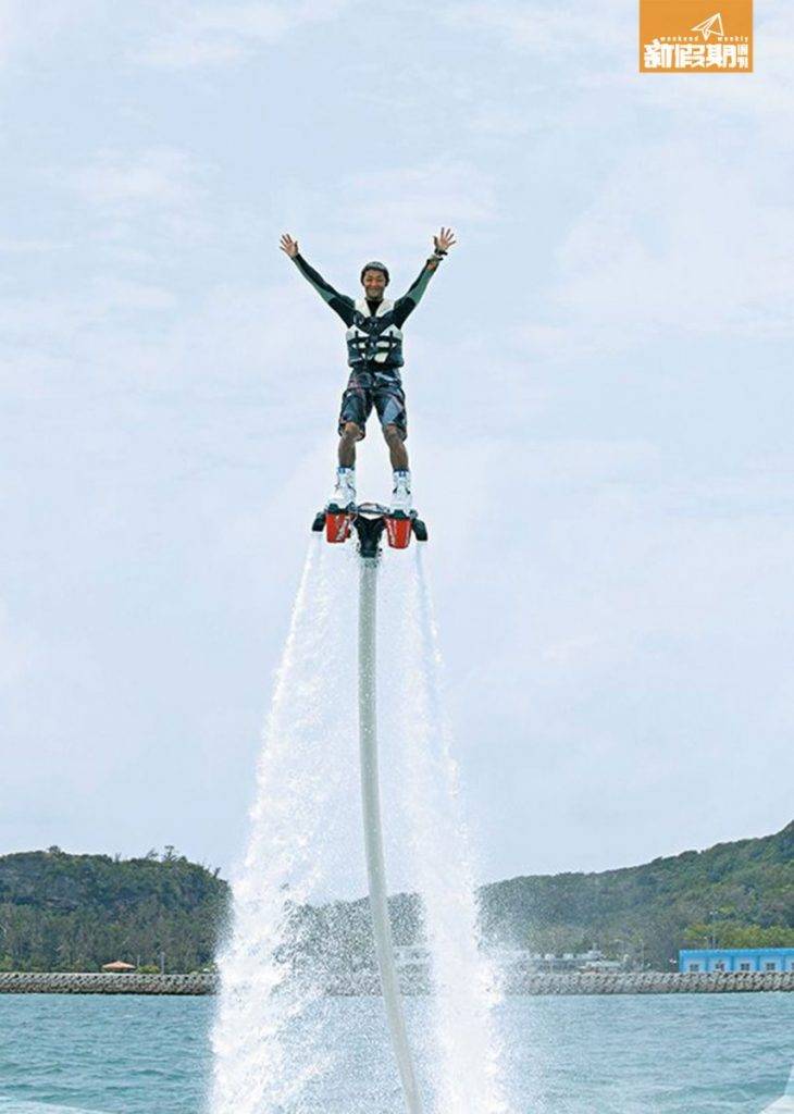 沖繩 懶人包 Flyboard全靠強勁噴水力令人升起。