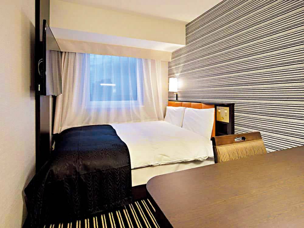 新宿平價酒店 雙人房相當的骰，大家要有開不到行李箱的心理準備。