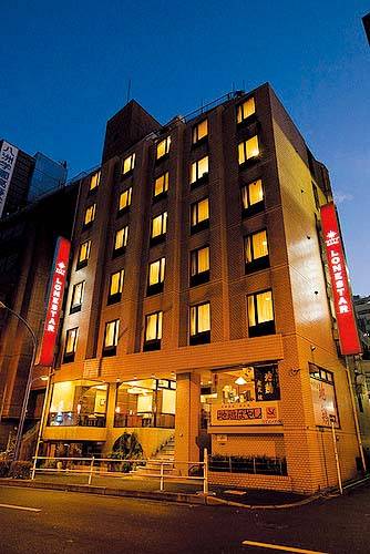 新宿平價酒店 前往酒店大堂門口要拖行 李上樓梯，要扣分!