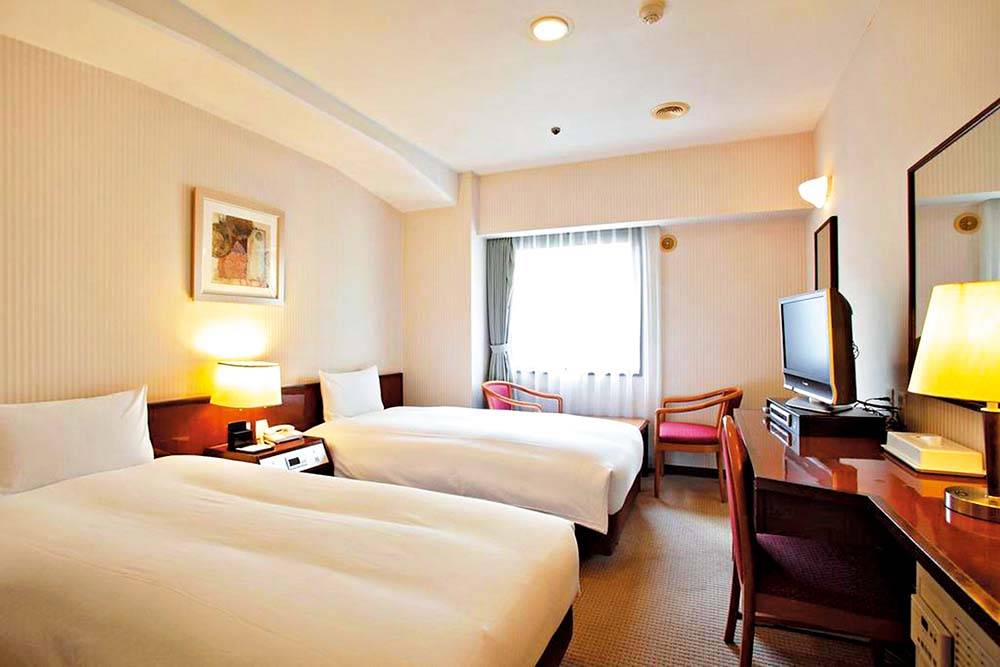 新宿平價酒店 上次住較貴的雙床房，開兩個30吋的行李箱綽綽有餘。