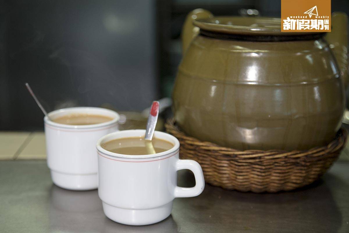 澳門 美食 不單止有瓦煲咖啡，還有瓦煲奶茶，售價一樣為 MOP12。