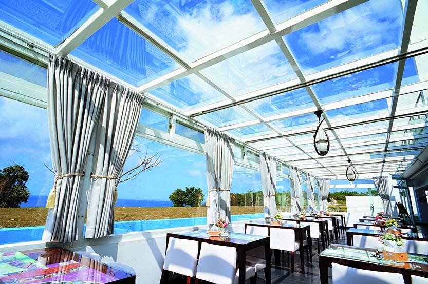 墾丁民宿 就連餐廳也設計成玻璃屋，與外面的草原融為一體，感覺更加悠閒。