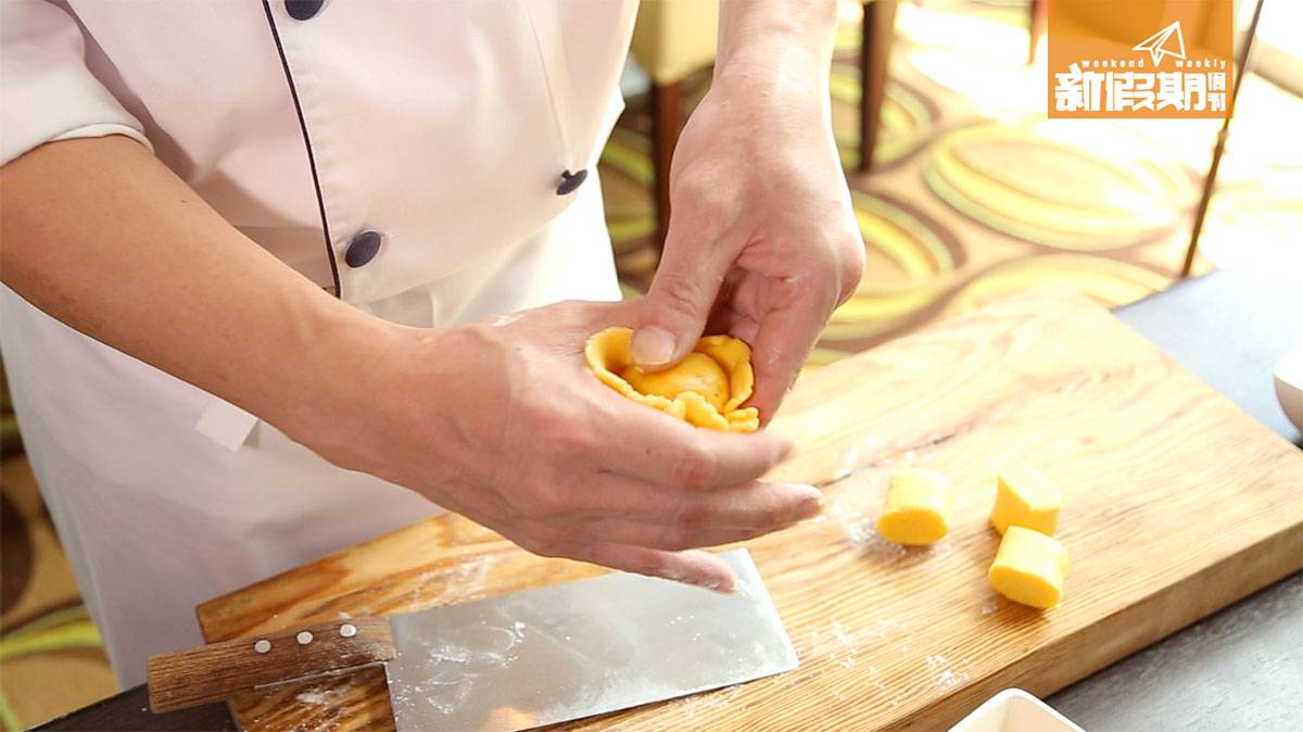 酒店月餅 月餅皮包入蜜餞鳳梨、奶黃和蛋黃混合成的餡料，再壓模而成，每粒月餅均是師傅手作。