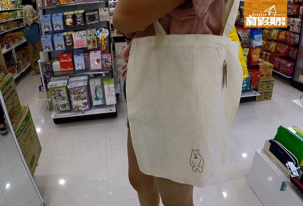 明洞Daiso 2F：環保袋最平 ₩2,000/HK！超多款式選擇，買多幾個襯衫都唔肉痛。