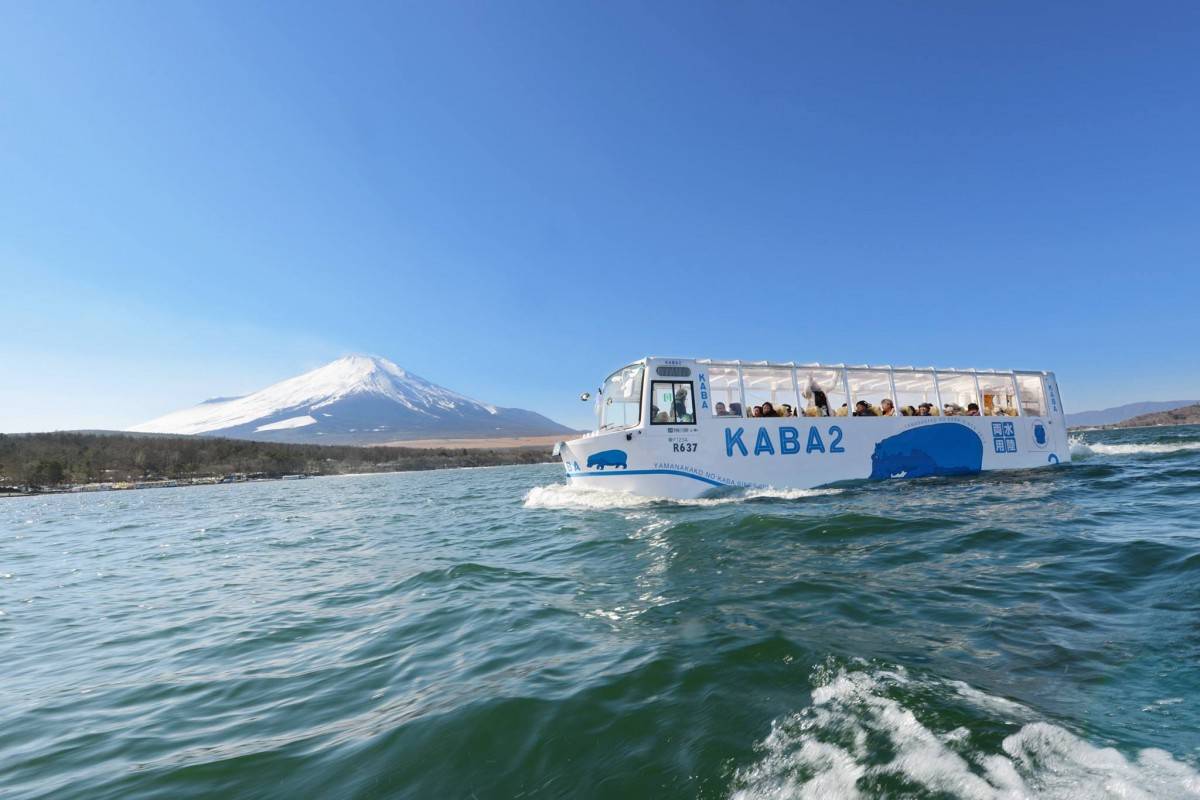 富士山 懶人包 水陸兩用的KABA巴士，可以在湖上觀看富士山。（圖片︰KABA）