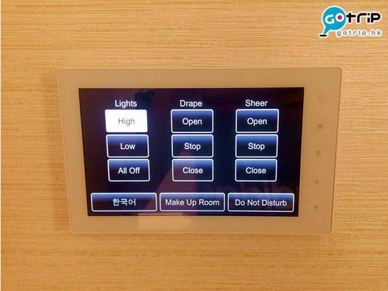 永利皇宮 酒店客房均配備智能控制面板，可以調校燈光/窗簾等。