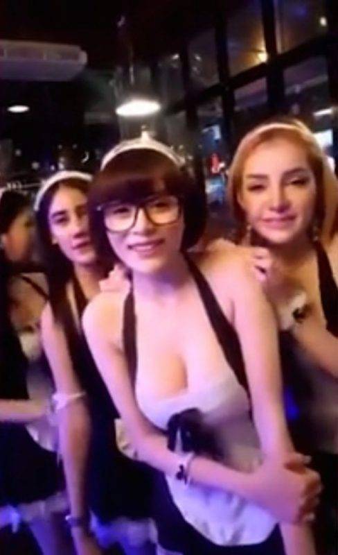 泰國酒精 片中雖然沒有出現酒精飲料，但有多名女店員在宣傳酒吧內的優惠。