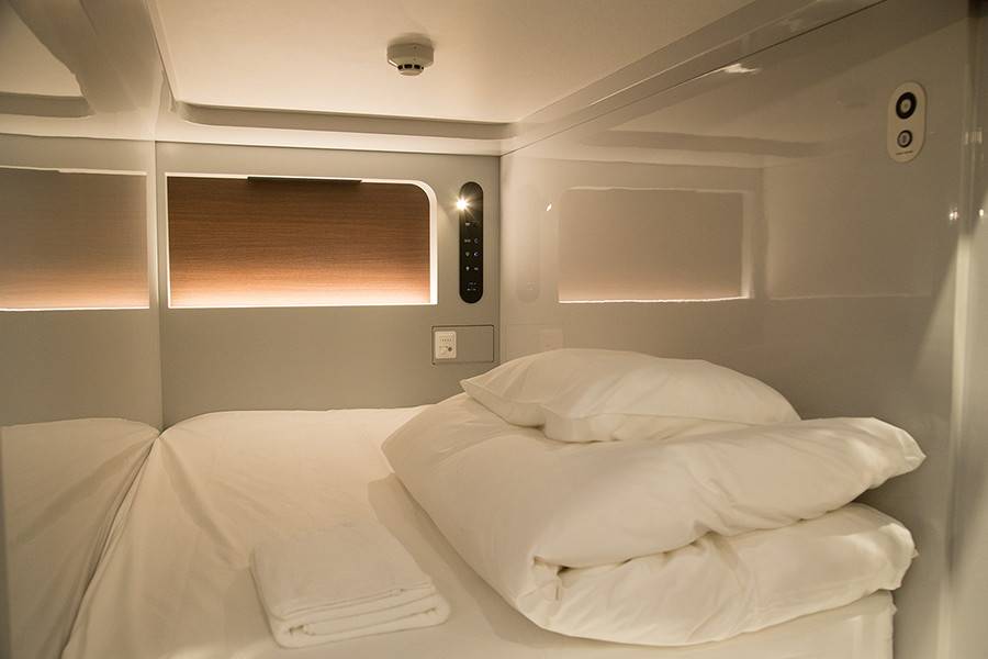 富士山 懶人包 豪華膠囊酒店，床位的骰，但內裡設備齊全。（圖片︰CABIN & LOUNGE HIGHLAND STATION INN）