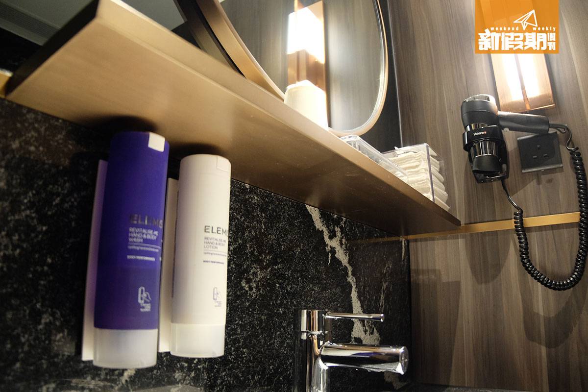 環亞 Lounge 浴室內為我們準備了不同的用品，基本上就是甚麼都不用帶，就可以去洗澡了，不論是毛巾、風筒、牙刷、洗頭水、沐浴露都有！