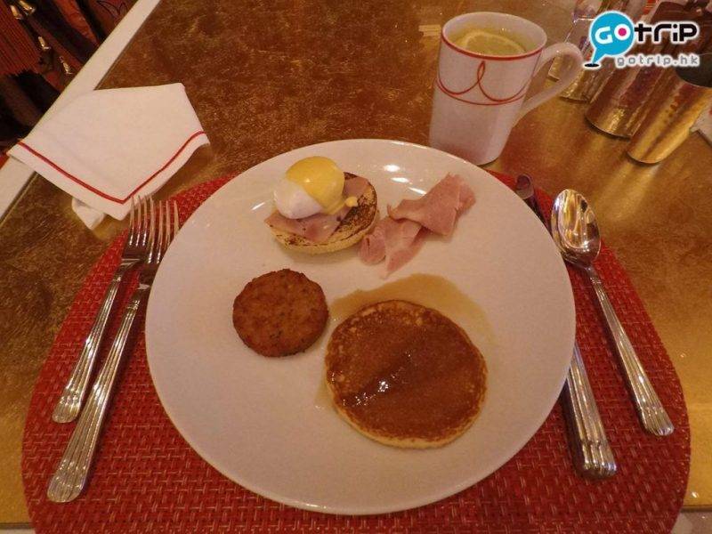 永利皇宮 早餐有簡單熱香餅、薯餅、班尼迪蛋等等；服務員會在你入座時提供飲品。