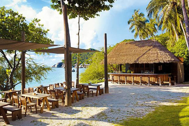 蘇梅 Resort 度假村裝潢貼近自然，海邊酒吧是小茅屋造型。