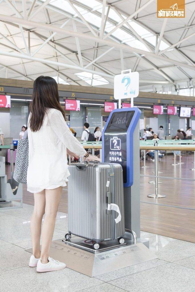 仁川機場 磅行李先上機就唔怕超重，而且在不同 Check-in 櫃枱附近都有！