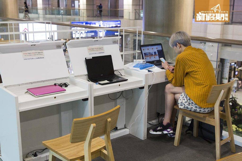 仁川機場 Internet Cafe 有提供多部電腦畀旅客使用！自備電腦都用得著。
