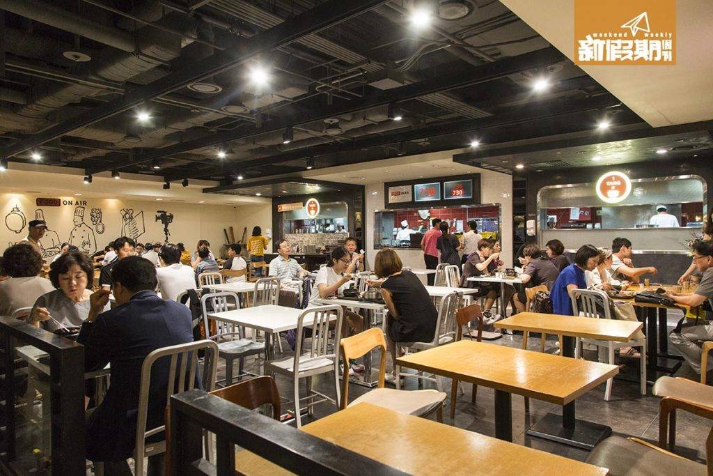 仁川機場 Food Court 在 B1 層，但營業時間並未有方便到凌晨機旅客。