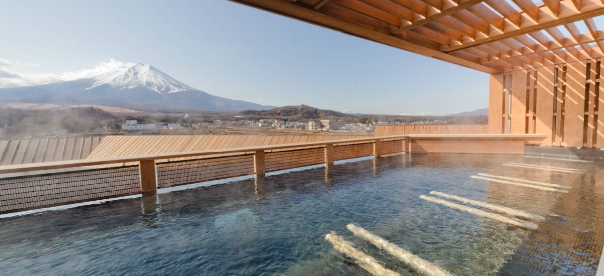 富士山 懶人包 真正無遮無擋，屋頂那個「露天風呂 富士山」可以在35米高的溫泉中看著「赤富士・紅富士」，畫面非常震撼。 （圖片︰富士山温泉ホテル鐘山苑）