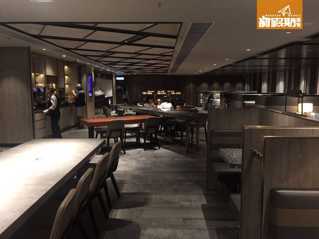 環亞 Lounge 用餐區桌枱較多，亦算寬敞。