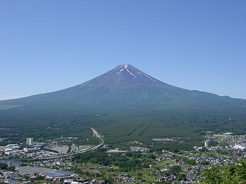 富士山 懶人包 天上山公園，可以飽覽富士山與河口湖的風景。（圖片︰カチカチロープウェイ）
