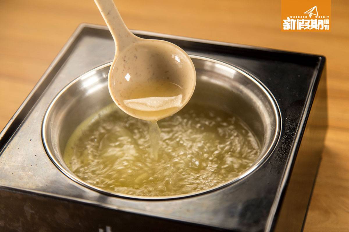 日式火鍋放題 另一款熱選的是骨膠原雞湯，女士最愛。