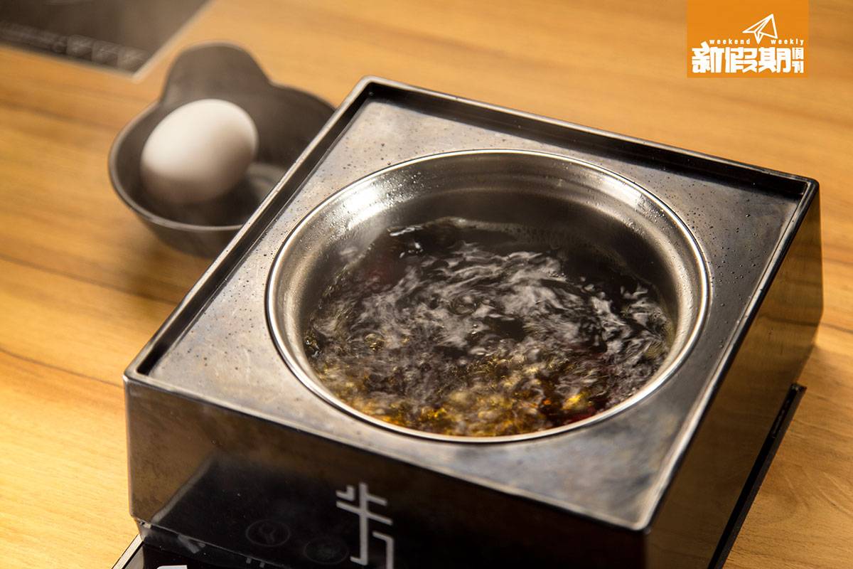 日式火鍋放題 壽喜燒是多人點的湯底之一。