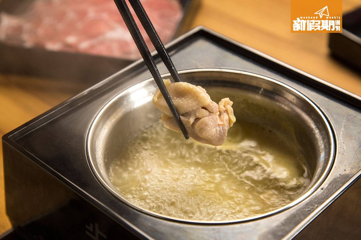 日式火鍋放題 雞腿肉都大大件，肉質頗滑。