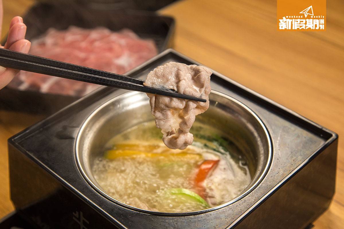 日式火鍋放題 注意豬肉也不要涮太久，因為切薄片，會好快熟。