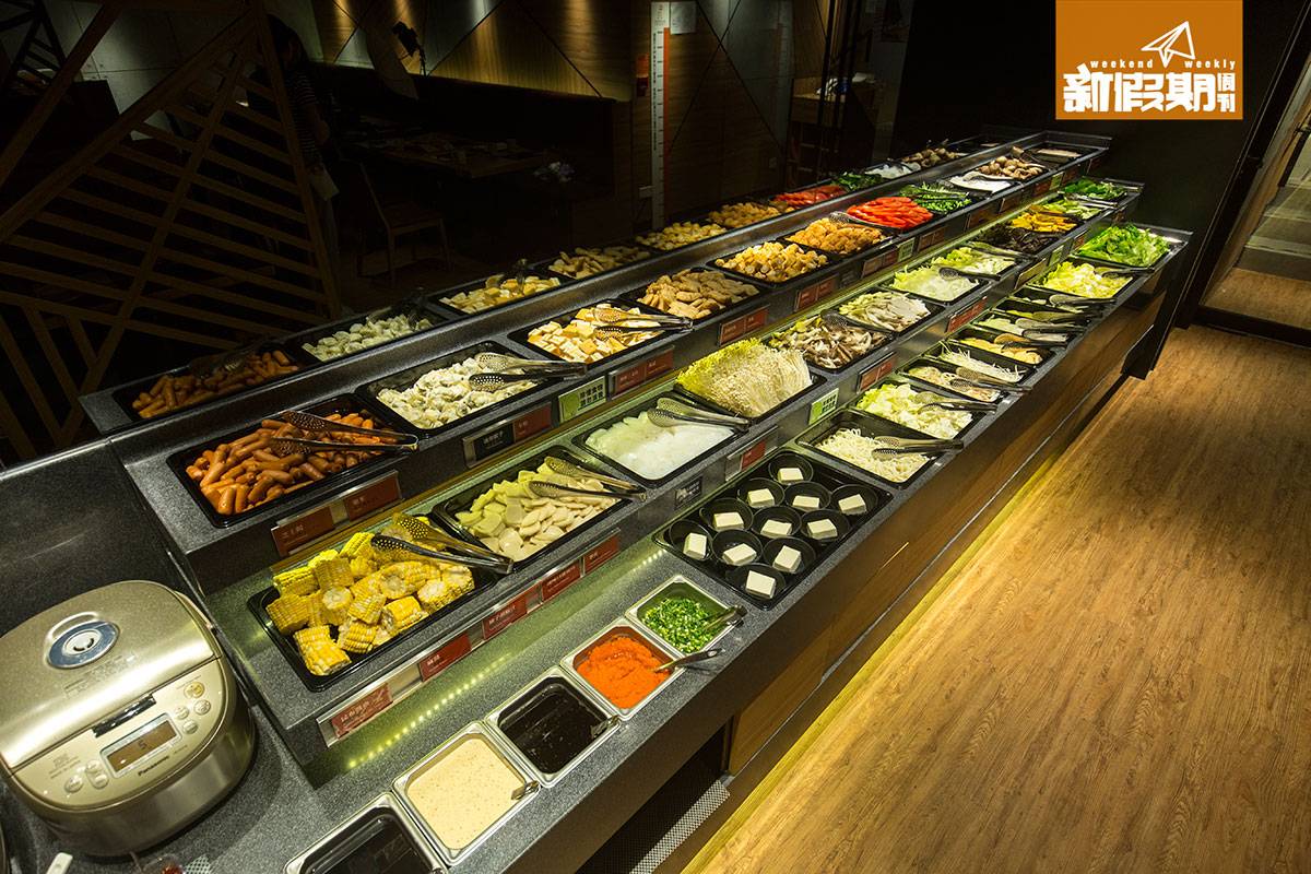 日式火鍋放題 配料區有三十多款配料任拿，主要是蔬菜類。