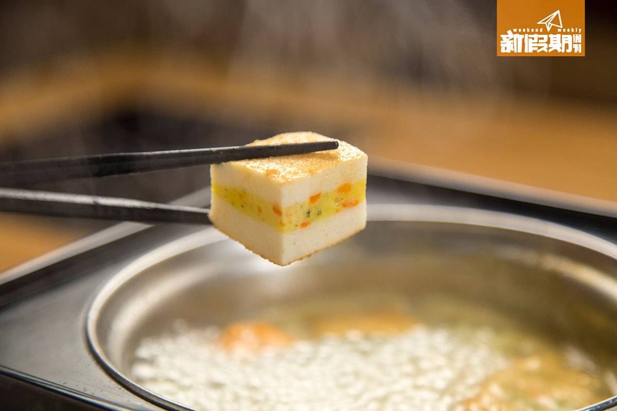 日式火鍋放題 海鮮三文治是軟腍的魚餅。