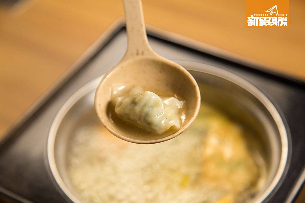 日式火鍋放題 餃子是迷你版，可一口一粒。