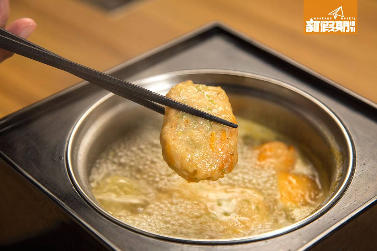 日式火鍋放題 香蔬魚燒其實是魚餅混合幾款蔬菜粒，軟綿得來好有口感。