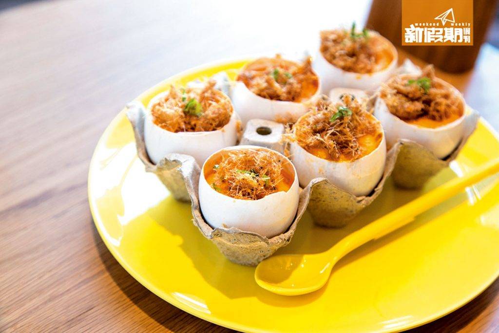 曼谷 美食 Food Court 冬蔭功蒸蛋 THB180/HK$45 同早年流行的雞蛋布甸一樣用上蛋殼做器皿，內裡是加入了冬蔭功調味的蒸蛋，微辣又有蛋香。