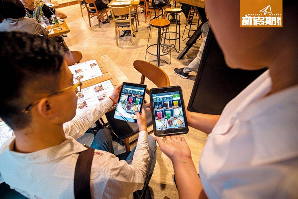 曼谷 美食 Food Court 可以用平板電腦一次過睇晒，全部菜式等侍應姐姐代勞。