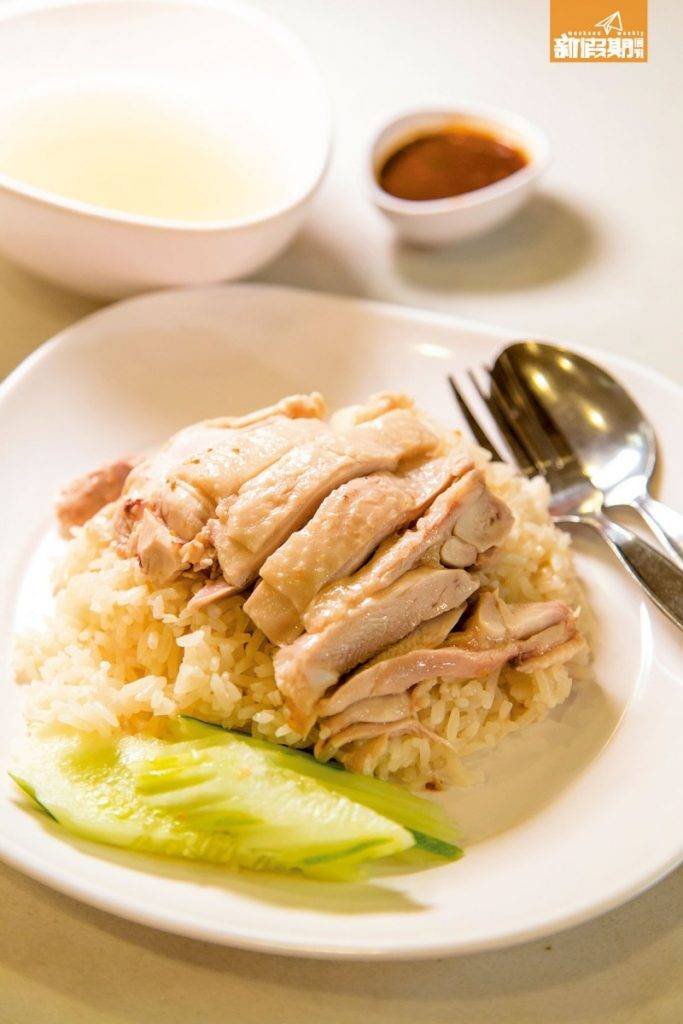 曼谷 美食 Food Court 海南雞飯連湯 THB45/HK 水門名店「Ko-Ang Kaiton Pratunam」的分店，雖不能只叫雞及指定雞髀，但勝在方便又有冷氣，味道又與總店一樣。