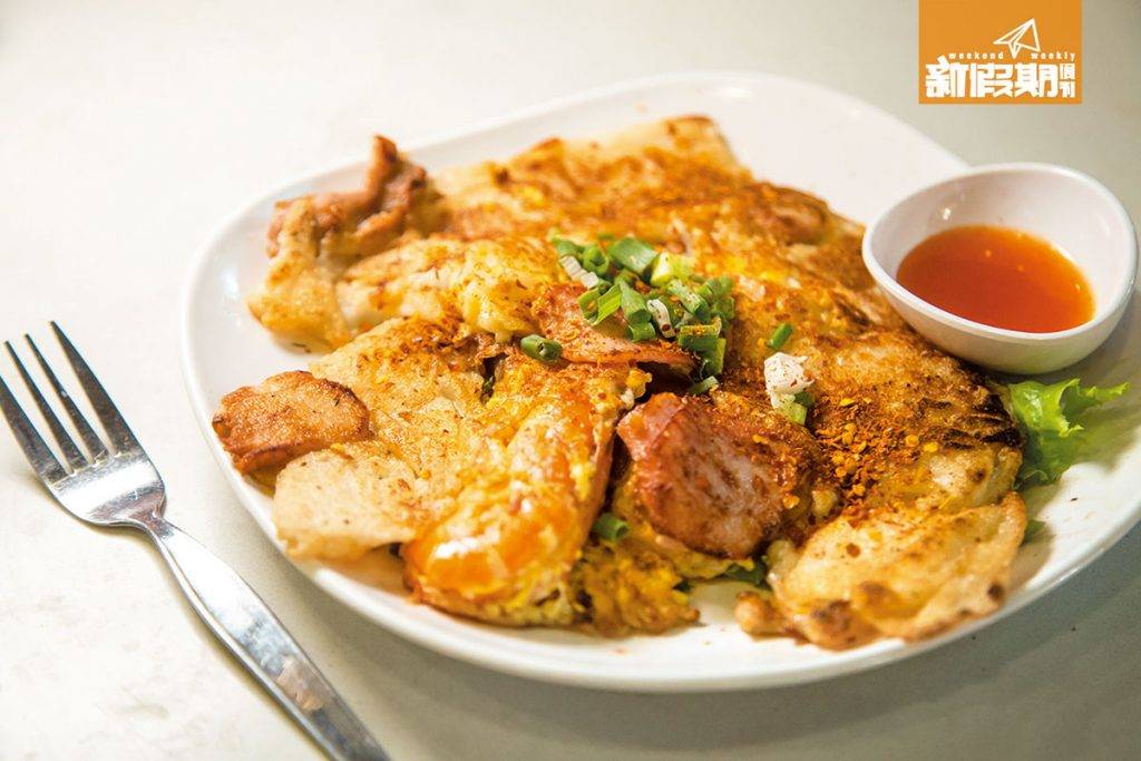 曼谷 美食 Food Court 炭炒雜錦河粉 THB70/HK 這家「Noodle with Chicken Name Ann」，吃到罕有的炭炒河粉，河粉底部極香脆，必吃！