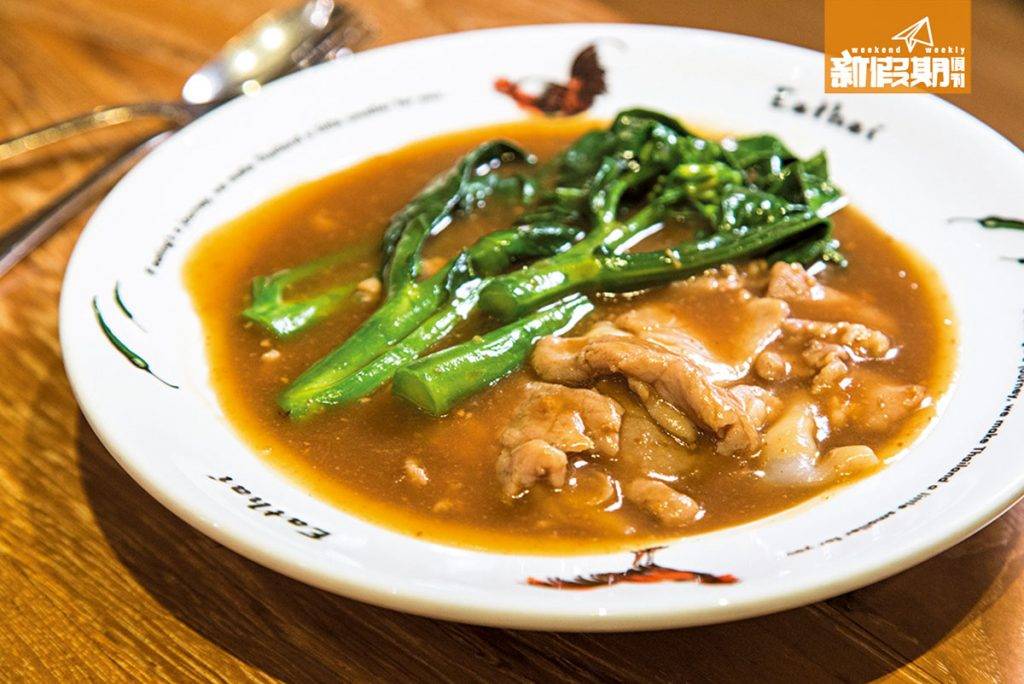 曼谷 美食 Food Court 中式芥蘭豬肉濕炒河 THB150/HK 就是在 Little Chinatown 點的菜式，河粉上的肉汁非常多，口味屬泰式的偏甜。