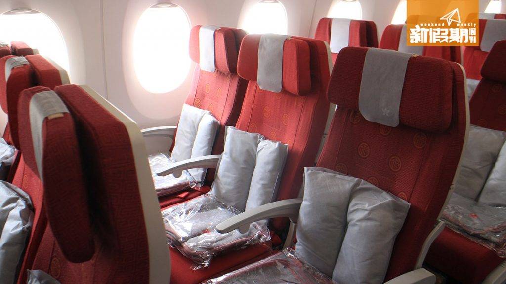 香港航空貴賓室 Economy Comfort 跟經濟艙的設計一樣，但比經濟艙闊3吋。